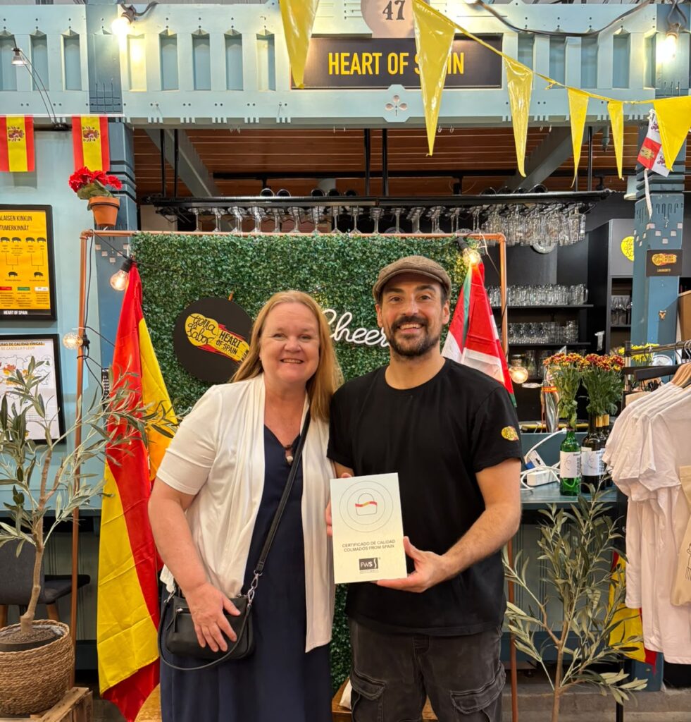 Hernán Martín vastaanottaa Colmados from Spain -laatumerkin Leena Nyrhiltä.